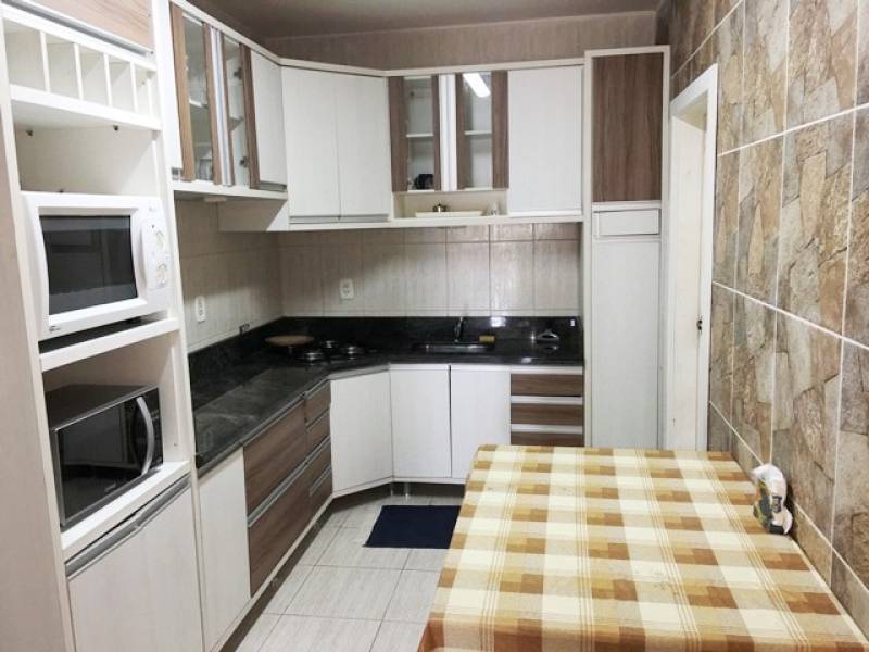 Apartamento perto de muitos comércios e da praia para 8 pessoas em Bombas!