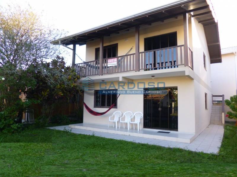 APARTAMENTO COM 02 DORMITÓRIOS NO CENTRO DE BOMBINHAS